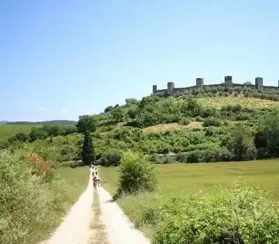 via francigena vicino al castello di monteriggioni siena
