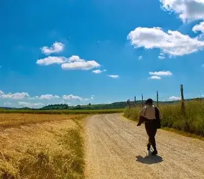 via francigena vicino al castello di monteriggioni siena