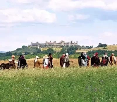 via francigena vicino al castello di monteriggioni siena